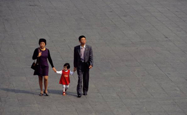 Vợ chồng trẻ Trung Quốc sợ sinh con thứ 2