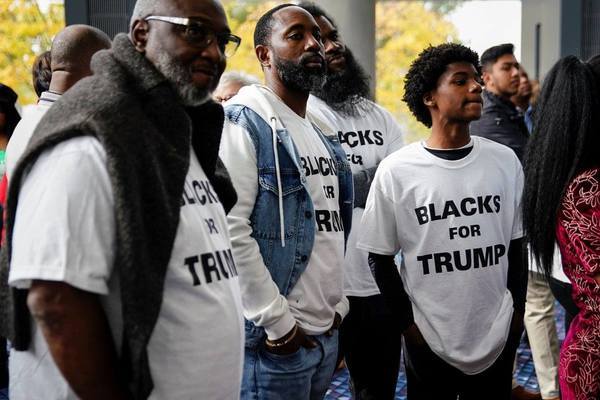 Nam giới da màu đảng Dân chủ ủng hộ ông Trump đạt mức cao kỷ lục