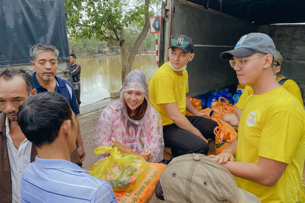 YTS trao 100 suất quà cho người dân vùng ‘rốn lũ’ Quảng Bình