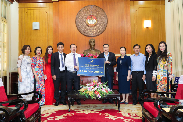 Sunshine Group ủng hộ 2 tỷ hỗ trợ đồng bào vùng lũ miền Trung