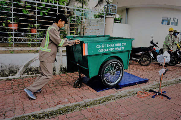 Long An, Binh Thuan begin waste classification at source