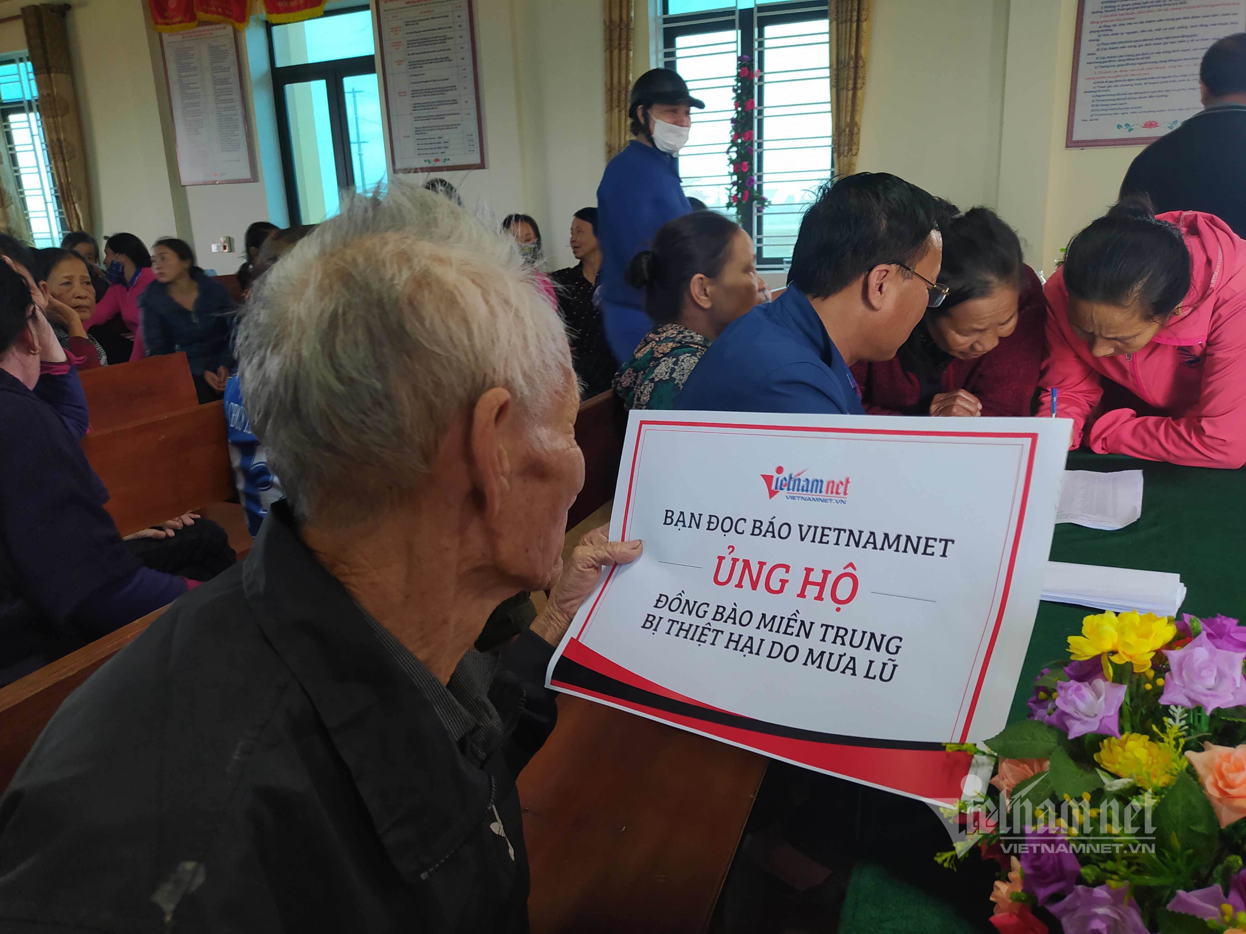 VietNamNet trao 200 suất quà cho người dân vùng lũ Hà Tĩnh