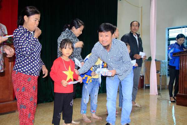 VietNamNet trao 200 suất quà cho người dân vùng lũ Hà Tĩnh