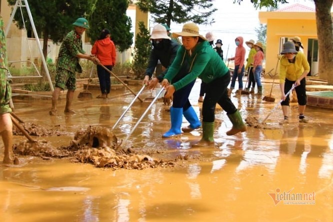 Bộ Giáo dục kêu gọi ủng hộ bàn ghế, thiết bị dạy học... cho vùng lũ