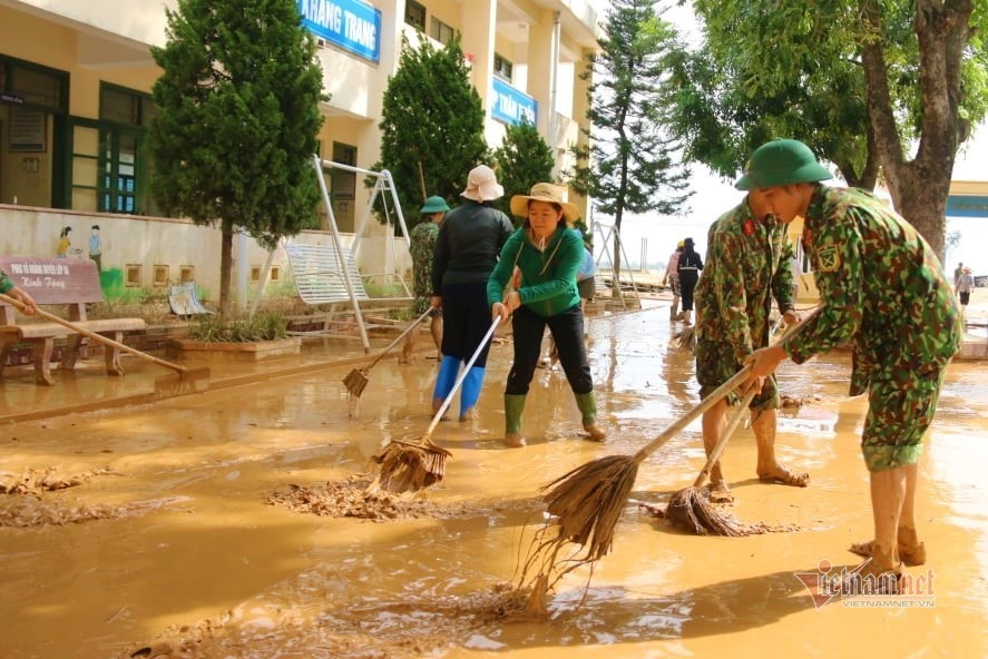 Bộ Giáo dục kêu gọi các trường ĐH, CĐ miễn giảm học phí cho sinh viên quê vùng lũ