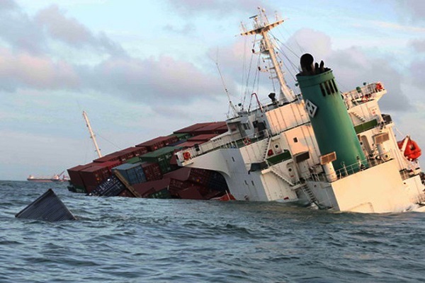 Tàu hàng bị chìm, 7 người thoát chết, thuyền trưởng mất tích