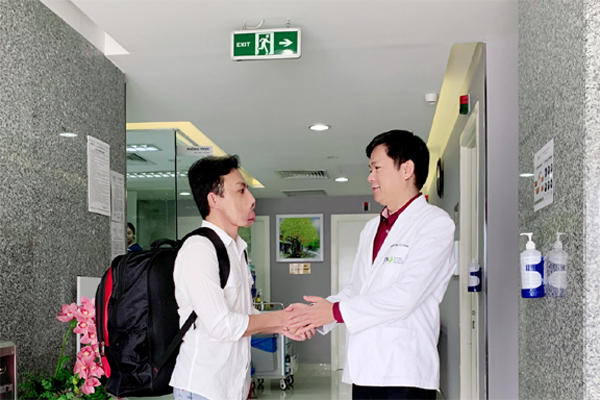 Giải mã căn bệnh gây 'mặt quỷ', nhóm bác sĩ Việt Nam nhận giải y khoa Mỹ