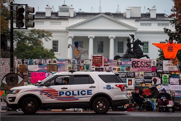 Hàng rào an ninh Nhà Trắng phủ đầy biển 'ông Trump thua'