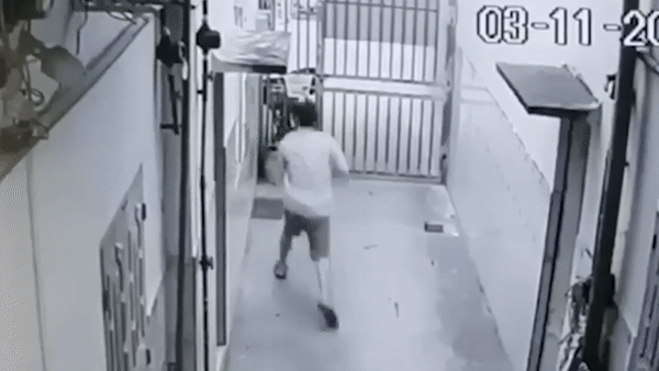 Hành động của chủ nhà khiến tên trộm xe máy hoảng hồn
