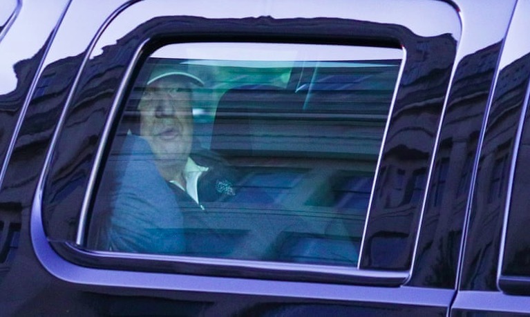 Biểu cảm của Tổng thống Trump khi nhận tin thua ông Joe Biden