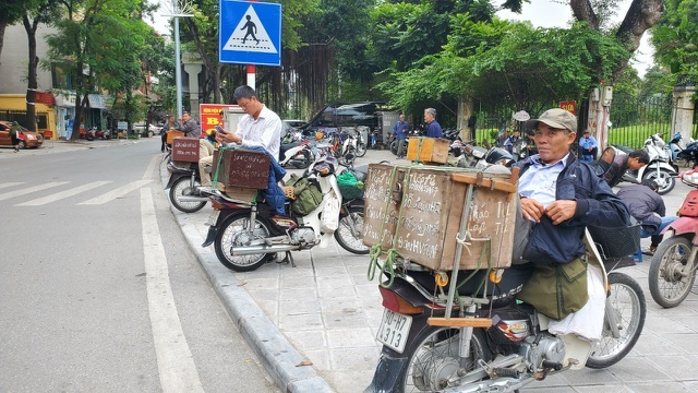 Freelance carpenters wait for opportunities in Hanoi