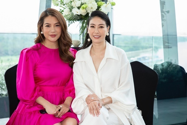 Trương Ngọc Ánh trẻ trung, xinh đẹp bên Hà Kiều Anh