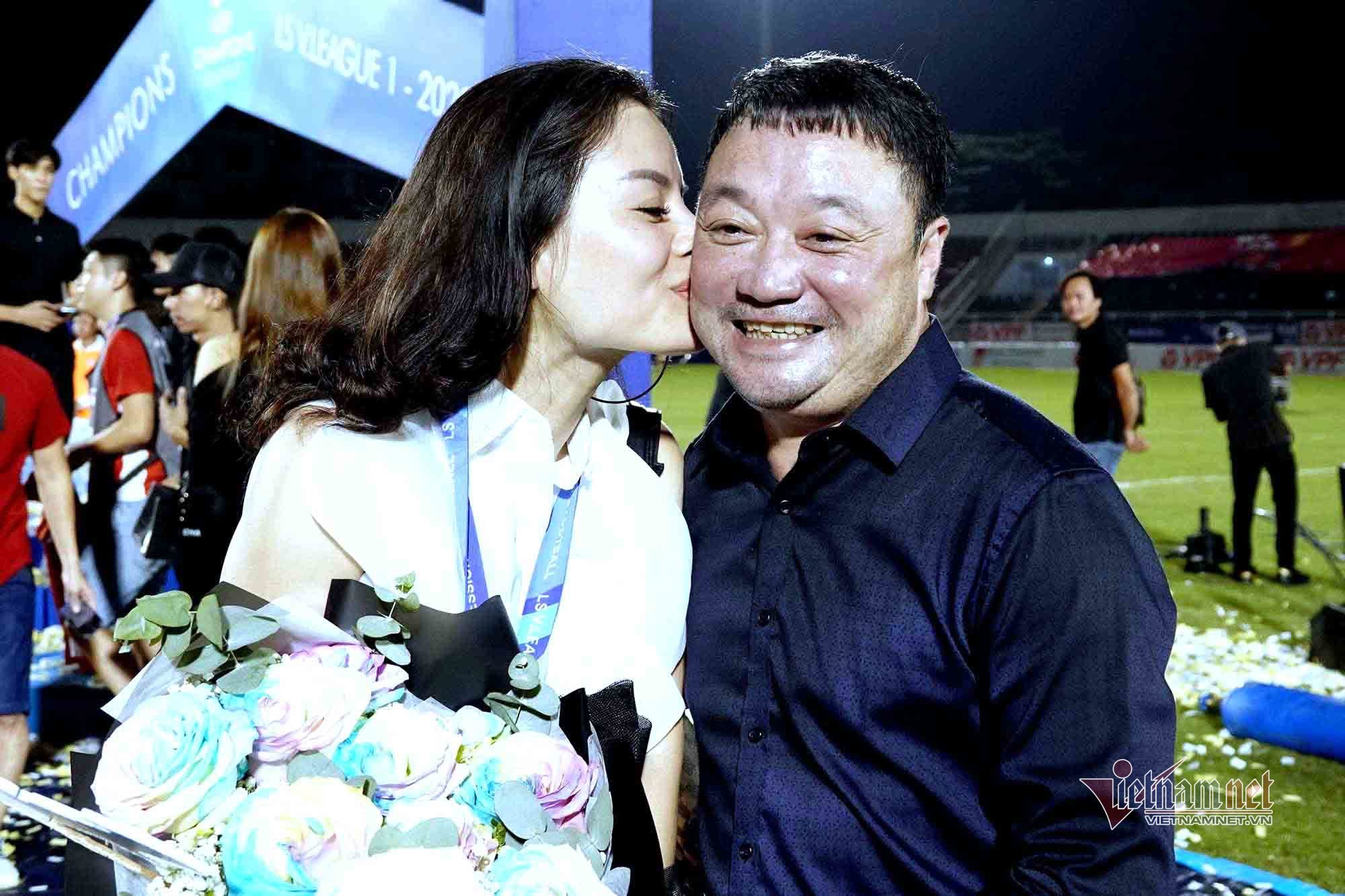 HLV Việt Hoàng được vợ 'thưởng' nóng khi cùng Viettel vô địch