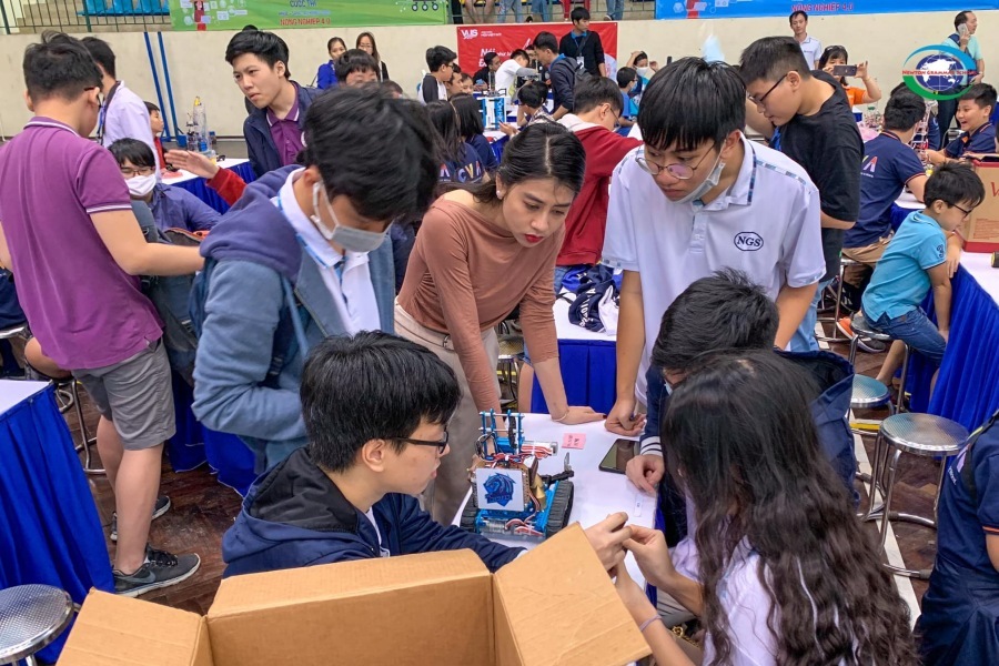 Học sinh lập trình robot hỗ trợ sản xuất nông nghiệp