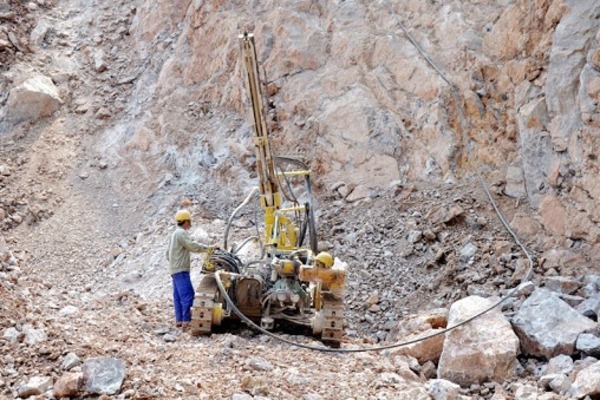 Bị đá rơi trúng người, hai công nhân tử vong tại chỗ