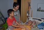 Gánh nặng chất vai cô gái trẻ phải nuôi cha bại liệt, mẹ tâm thần, 3 em trai nhỏ