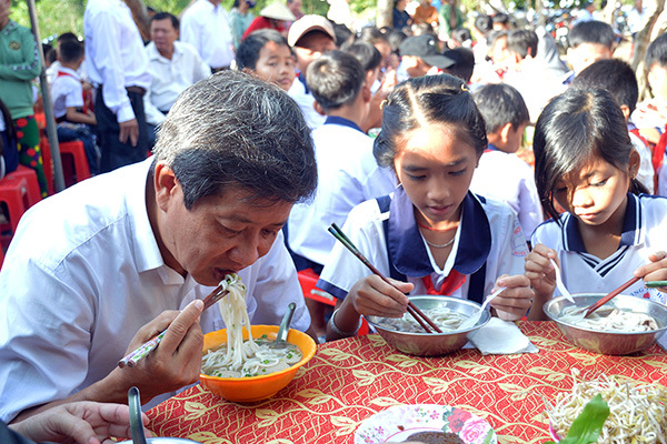 Ông Đoàn Ngọc Hải bưng phở mời học sinh ở U Minh