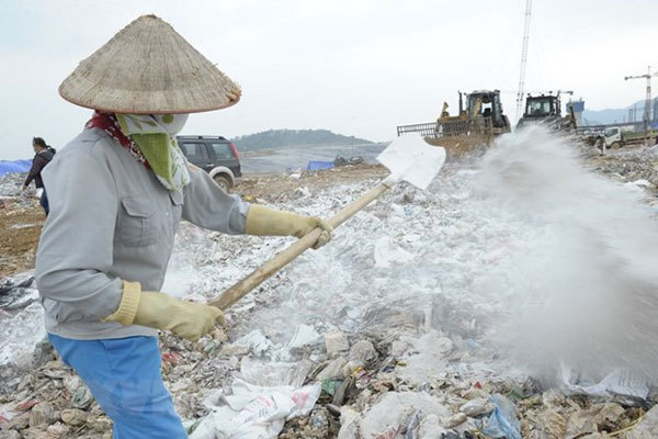Hanoi struggles to deal with landfill pollution