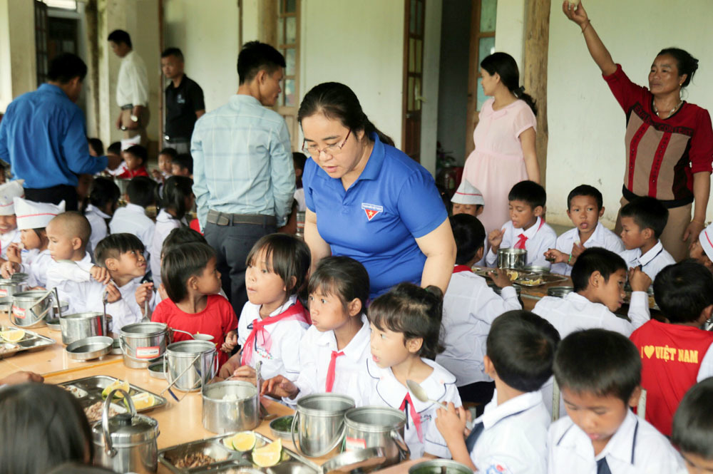 Người phụ nữ ung thư làm ‘chị nuôi’ của hàng nghìn trẻ vùng cao