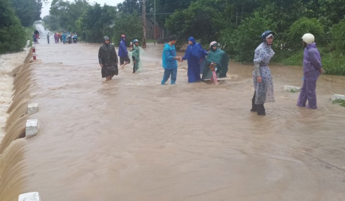 Hướng đi mới nhất của bão số 12: Tạm dừng khai thác 5 sân bay