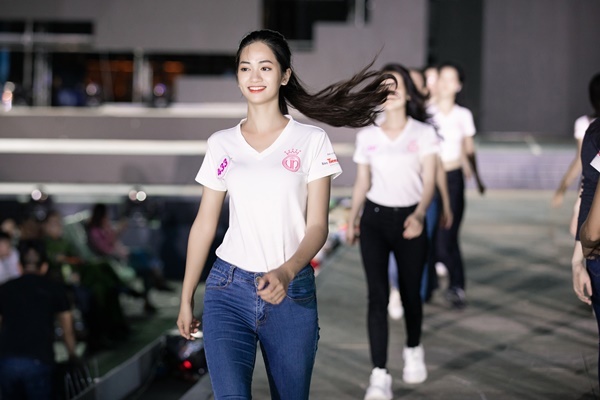 Hoa hậu Mỹ Linh, Tiểu Vy mặt mộc tổng duyệt Người đẹp thời trang