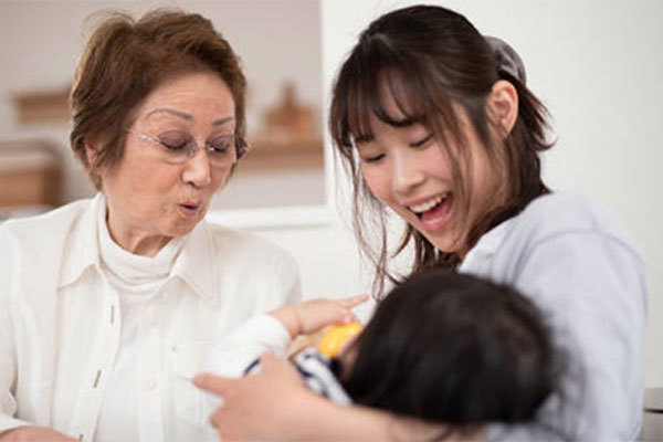 Mang quần áo cũ đi từ thiện thì phát hiện mớ giấy lộn trong đó, tôi hiểu vì sao nhà chồng tốt với mình đến thế