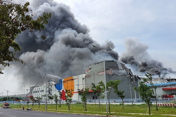 Nhà xưởng ngàn mét vuông ở Sài Gòn chìm trong biển lửa