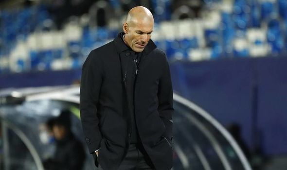 Zidane có 3 trận để giữ ghế ở Real Madrid