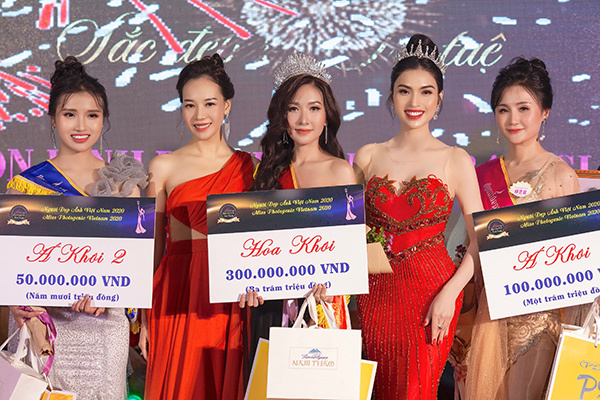 MC Kim Huyền Sâm rạng rỡ bên thí sinh của 'Người đẹp ảnh'