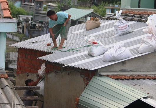 Chằng chống nhà cửa chống bão, người đàn ông té ngã tử vong