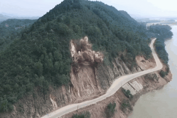 Nổ mìn phá dỡ cả nghìn mét khối đất đá sạt lở