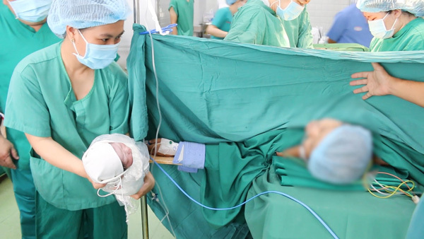 Ung thư ác tính khi mang thai, cả mẹ và con được bác sĩ cứu sống
