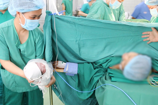 Ung thư ác tính khi mang thai, cả mẹ và con được bác sĩ cứu sống