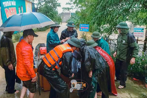 Bộ đội Nghệ An vượt lũ cứu sống ba người dân