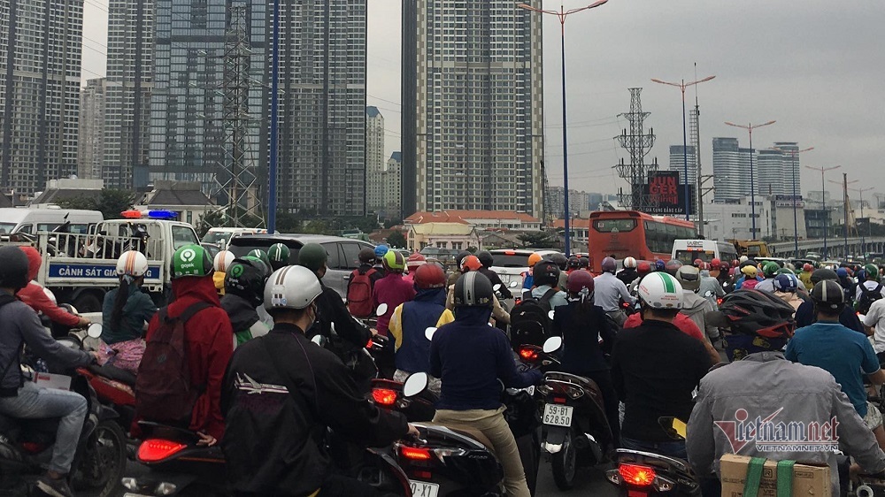 Xe khách 'làm xiếc' trên cầu Sài Gòn, giao thông tê liệt