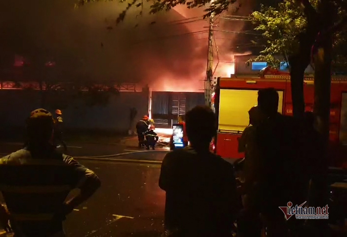 Sau nổ lớn, xưởng sản xuất nến ở Đà Nẵng cháy dữ dội trong mưa