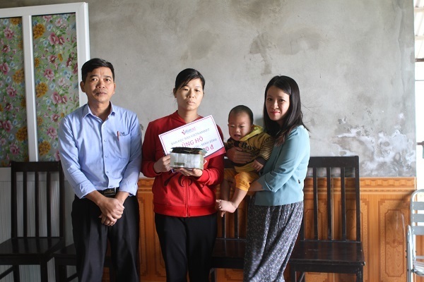 Trao hơn 187 triệu đồng đến anh Đinh Văn Luân bị tai nạn liệt giường