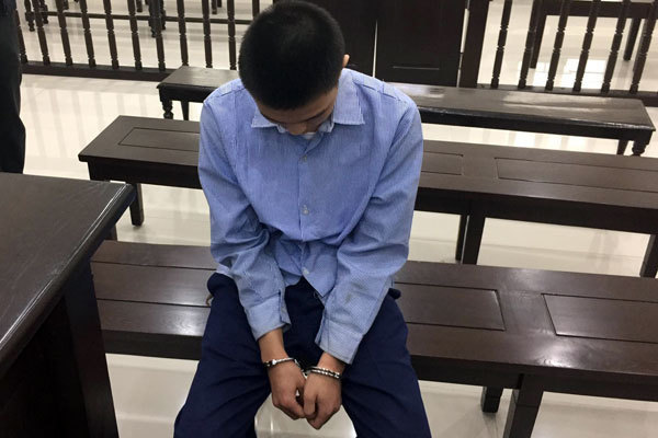 Lĩnh án tử tội giết bà, cháu nội luống cuống níu tay mẹ khóc nức nở