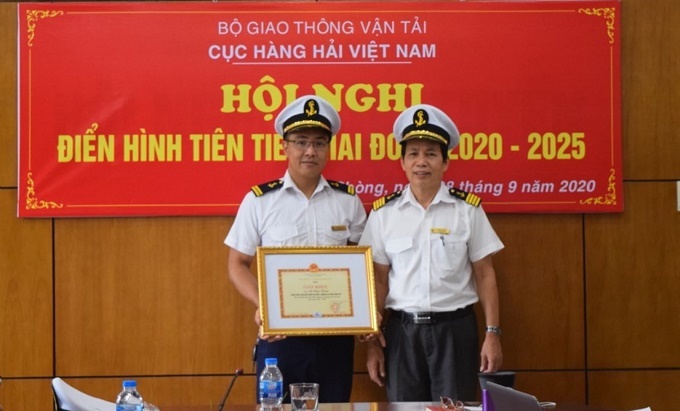 Người thầy phía sau những chuyến tàu vươn khơi