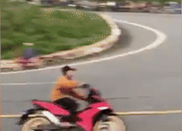 Triệu tập nam thanh niên lái xe máy “diễn xiếc” trên đèo Hải Vân