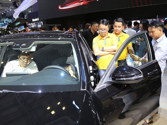 Ô tô giảm giá mạnh, dân mua xe nhiều: Việt Nam sắp vượt Malaysia