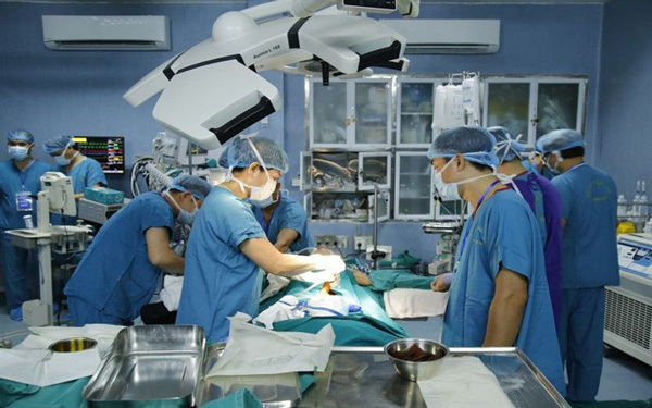 Vietnamese doctors carry out first-ever intestine transplants from live donors