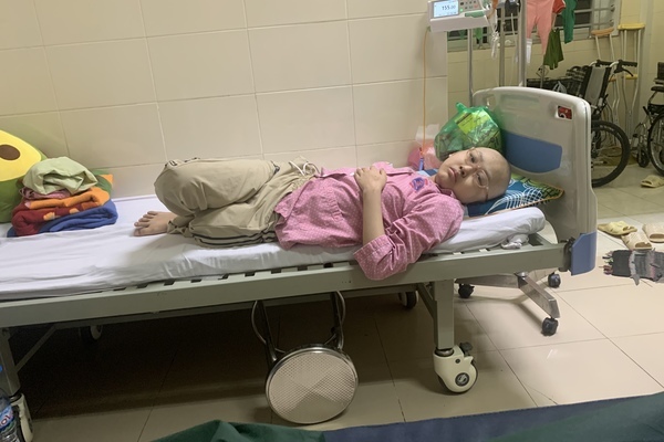 Bé gái ung thư xương khóc đòi mẹ trả lại chân sau phẫu thuật