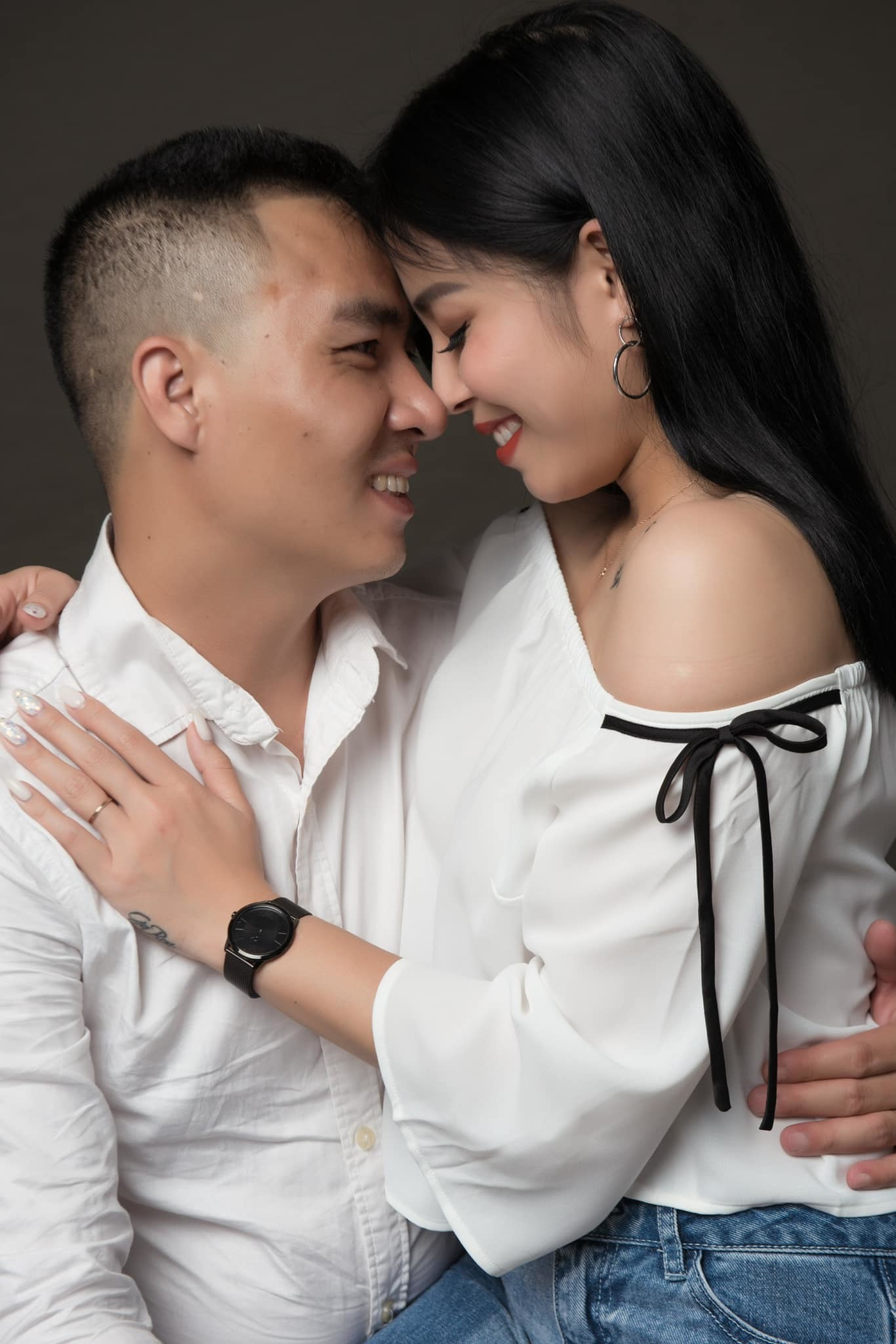 Khoảnh khắc lãng mạn của vợ chồng MC Hoàng Linh VTV