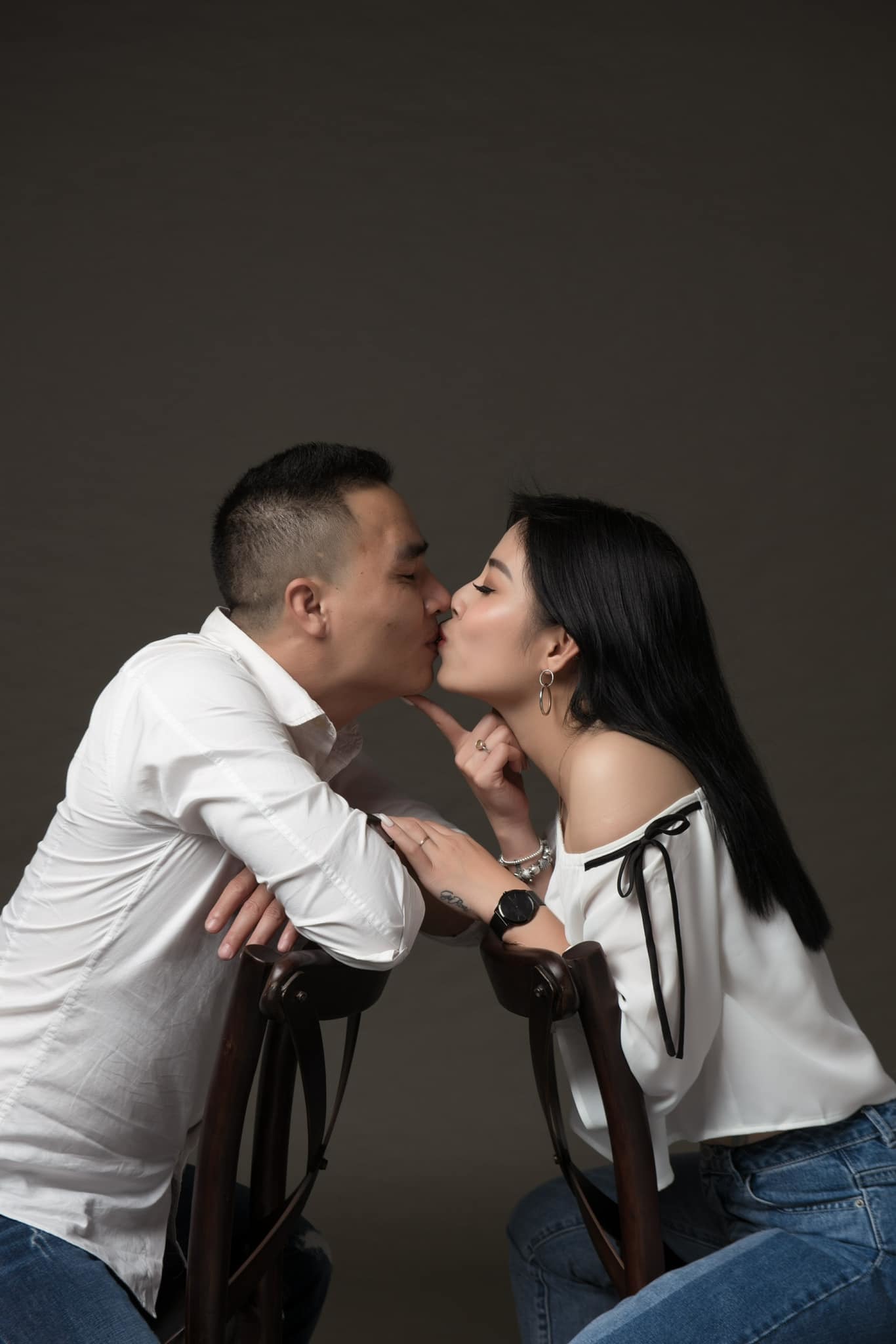 Khoảnh khắc lãng mạn của vợ chồng MC Hoàng Linh VTV
