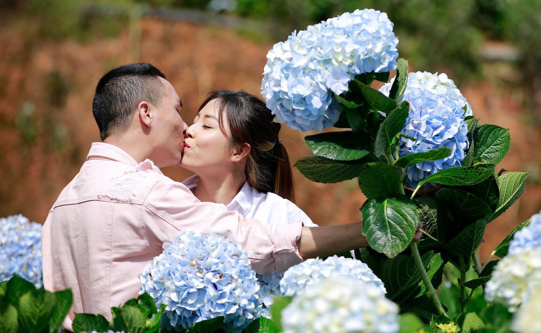 Hãy cùng đón xem hình ảnh vợ chồng MC Hoàng Linh tình tứ khoe hạnh phúc trên Instagram nhé! Sự đáng yêu của cặp đôi này sẽ khiến bạn không thể rời mắt khỏi bức ảnh.