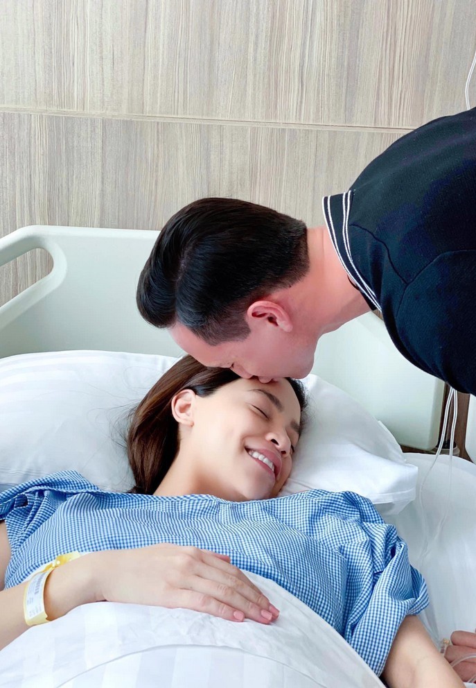 Kim Lý quỳ gối cầu hôn khiến Hồ Ngọc Hà bật khóc