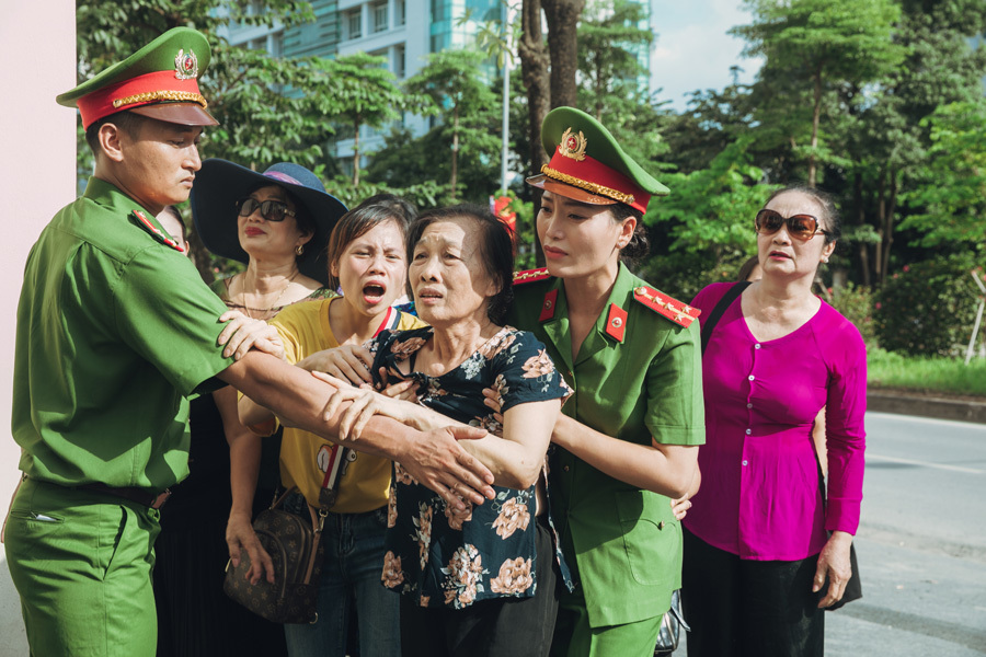 Sao Mai Huyền Trang làm nữ cảnh sát trong phim ca nhạc