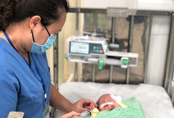 Bé trai 4 tháng tuổi suy hô hấp nặng bị bỏ rơi ở cổng chùa