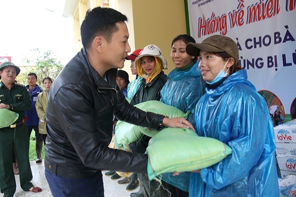 Trao hơn 70 triệu đồng đến người dân vùng lũ ở Quảng Trị